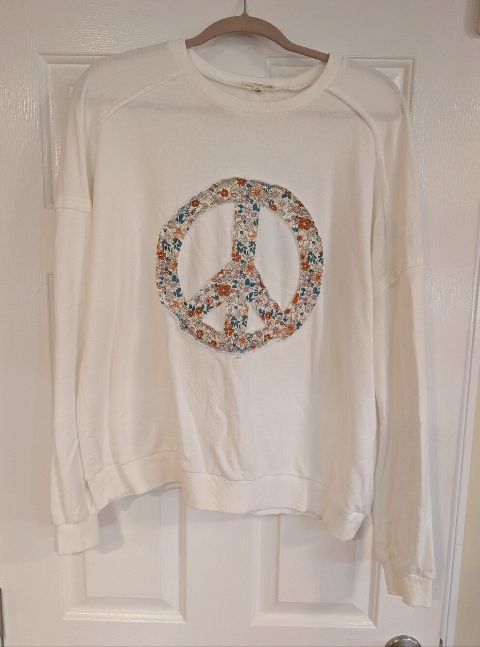 easel White Crewneck Long Sleeve with Floral Peace Sign